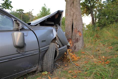 Újabb tragédia fának csapódott egy gépkocsi Bélmegyernél a sofőr nem