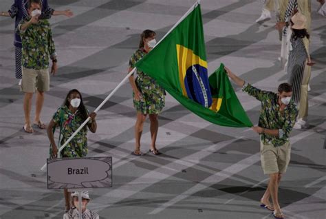 Brasil desfila na cerimônia de abertura da Olimpíada de Tóquio