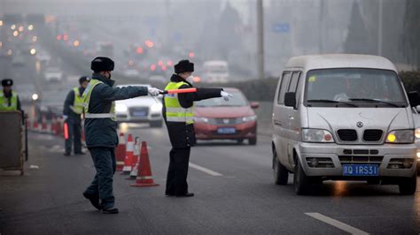 绍兴交警队长深夜查车 被越野车顶出700米惨死 阿波罗新闻网