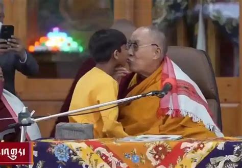 El Dalai Lama Se Disculpa Tras Pedirle A Un Ni O Que Le Chupe La