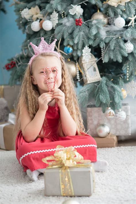 Menina De Anos De Idade Doce Cola Doce De Pirulito Perto Da