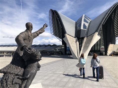 Aéroport de Lyon c est quoi cette grande statue devant la gare SNCF