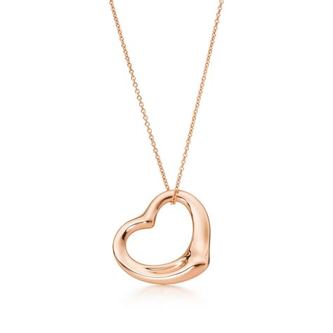 Elsa Peretti® 系列 18k 玫瑰金 Open Heart 项链。更多尺寸型号可选。 Tiffany And Co