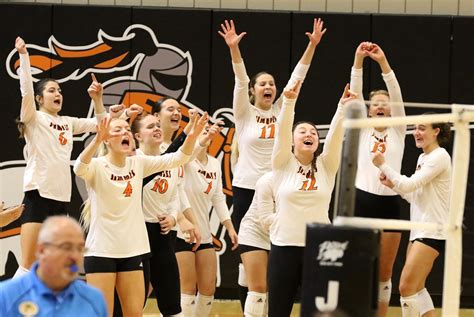 12 Jimmies Womens Volleyball Gets Four Set Win Over 5 Viterbo