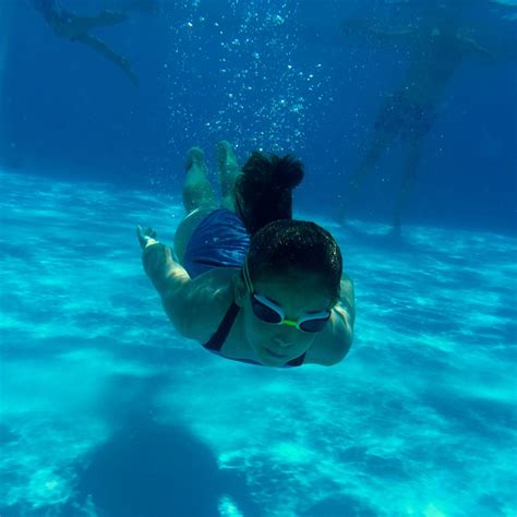 Banco De Imagens Mar Oceano Menina Ver O Lazer Piscina Embaixo