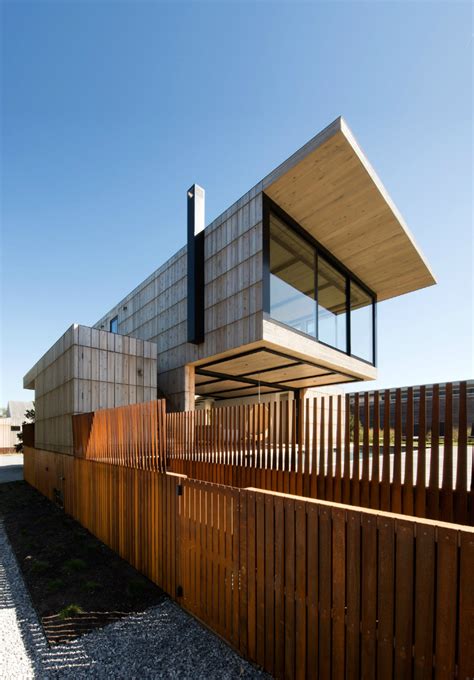 Hamptons Home By Bates Masi Features Cantilevering Upper Floor