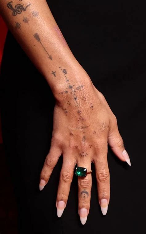 Finger Tattoos With A Touch Of Elegance