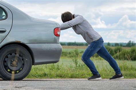 Mujer Empujando Su Auto Que Se Ha Quedado Sin Gasolina A Lo Largo De Un