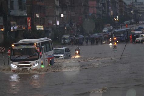 बनेपाको पुलबजार क्षेत्र ढुबान हुँदा साना सवारीसाधनलाई सकस फोटो फिचर