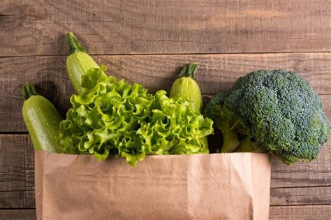 Verduras Verdes En Una Bolsa De Compras De Papel Vista De Arriba Hacia