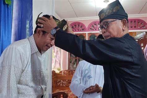 kh abdul hamid wahid dianugerahi gelar datuk guru oleh lembaga adat