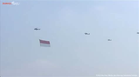 Atraksi Pengibaran Bendera Merah Putih Dari Helikopter Warnai Perayaan