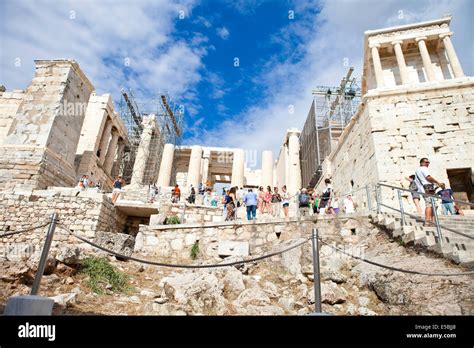 Acropoli Di Atene Propilei Come Turisti Immettendo Il Partenone Foto