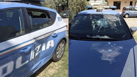 Con Ascia E Pistola Ad Aria Compressa Danneggia Le Auto Della Polizia A