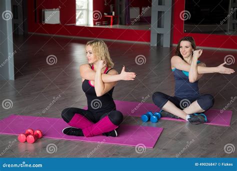 Twee Female Friends Do Fitness Oefeningen Stock Afbeelding Image Of Kaukasisch Oefening 49026847