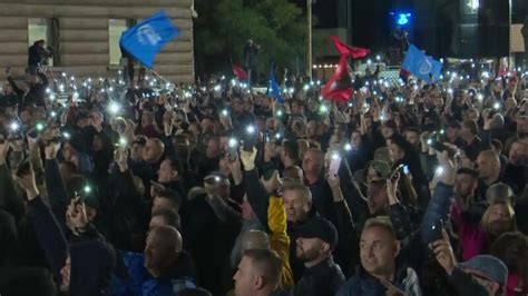 Mii de oameni au ieșit în stradă în Albania în semn de protest față de