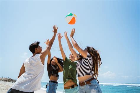 Grupo De Gente Joven Alegre Que Juega Con La Bola Del Voleo Foto De