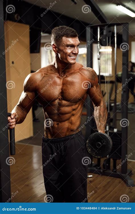 Jeune Bodybuilder Faisant Lexercice Pour Le Biceps Photo Stock Image