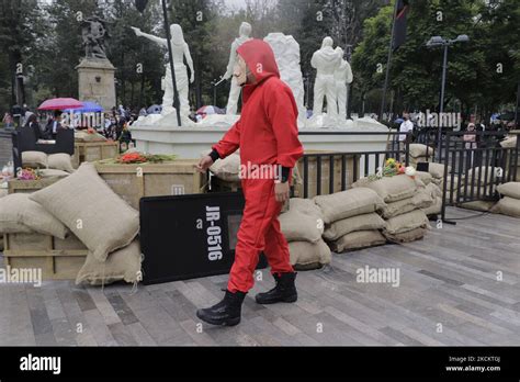 Un Joven Con Monos Rojos Y Una M Scara De Salvado Dal Custodiando El