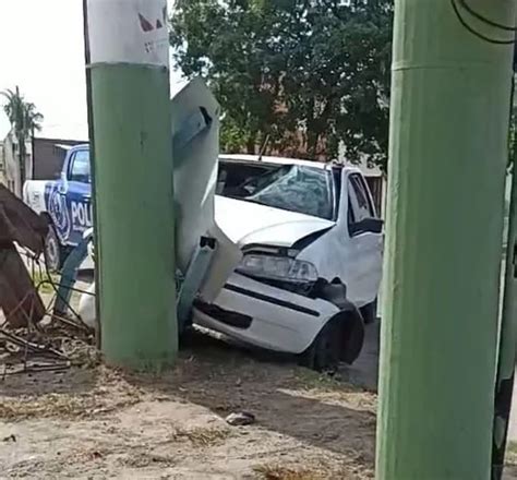 Chocó contra un poste de luz y un peaton se salvó de milagro Nueva Rioja