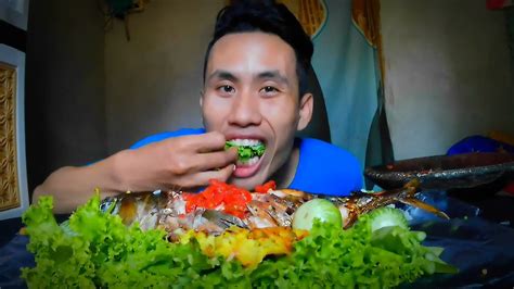 Sensasi Mukbang Ikan Bakar Dan Lalapan Mentah Dengan Sambal Pedas