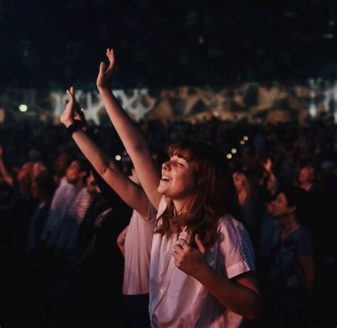 Mulher louvando a Deus em um show de música cristã