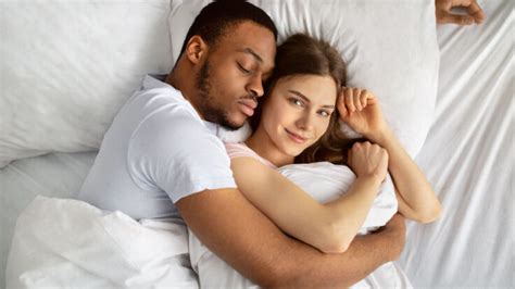 Couple La Position Dans Laquelle Vous Dormez En Dit Long Sur Votre