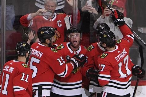 Jonathan Toews Lifts Blackhawks To 6th Straight Win With 4 3 Ot Victory Over Canucks