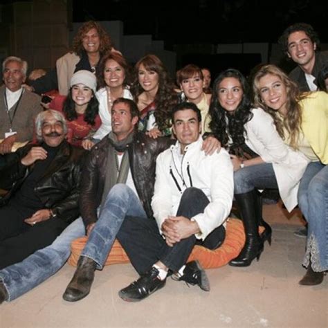 elenco de sortilegio festeja primer capitulo