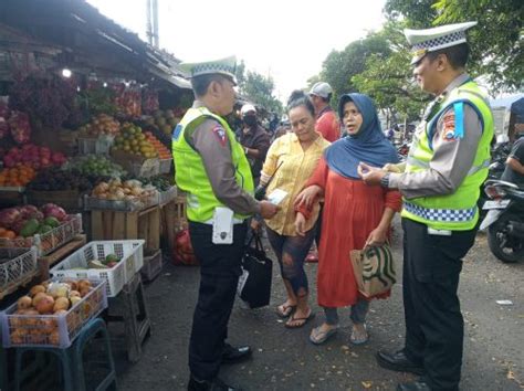 Satlantas Polresta Malang Kota Blusukan Ke Pasar Sambil Bagikan Brosur