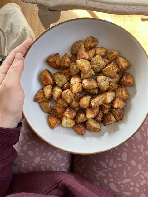 350 G Of Garlic Rosemary Roasted Potatoes For 322 Cal In Air Fryer Dining And Cooking