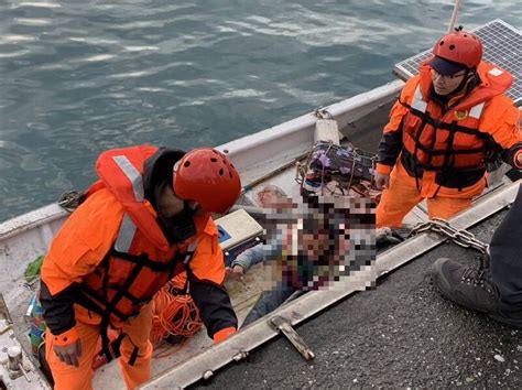 基隆外木山海域釣客落海 海巡官兵急call漁船返港救援 新北市 自由時報電子報