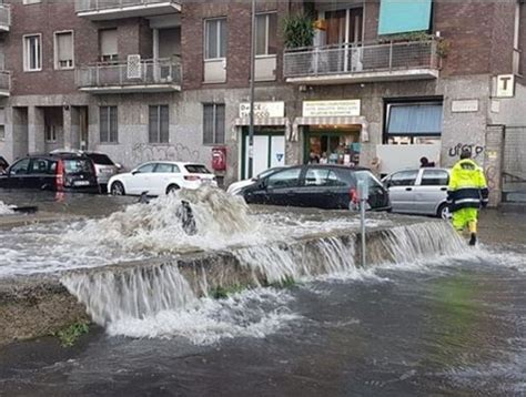 Violento Temporale Su Milano Mm Di Pioggia Accumulati Esondano