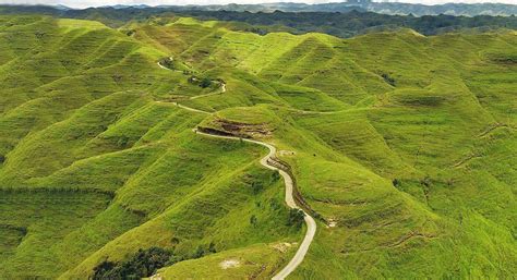 keindahan bukit tanarara savana tanah merah  sumba timur