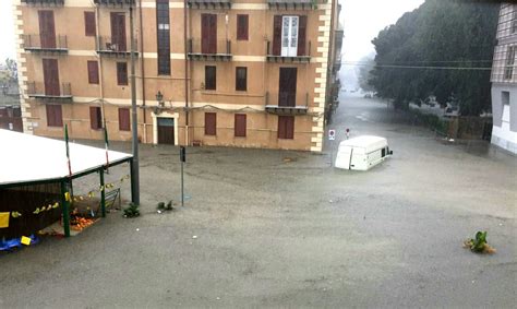 Maltempo In Sicilia Disastrosa Alluvione Lampo A Licata Auto Sommerse