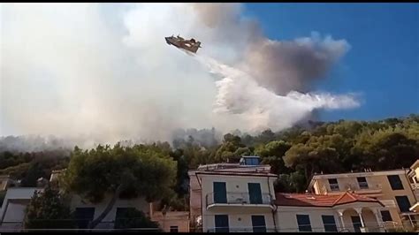 Incendio A Laigueglia Fiamme Vicino Alle Case In Azione I Mezzi Aerei