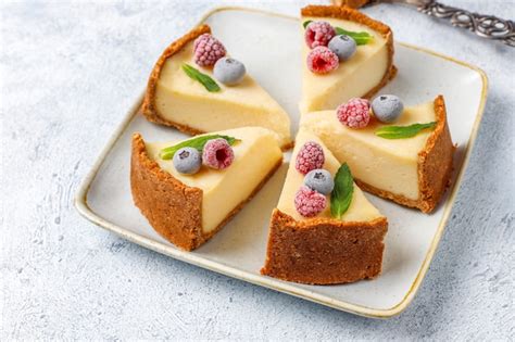 Tarta De Queso Casera De Nueva York Con Bayas Congeladas Y Menta