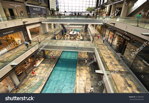 Bayfront Avenue Singaporeaugust 23 Shopping Mall Stock Photo 313383302 ...