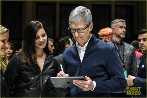 Apple Ceo Tim Cook Gets 750 Million Bonus Find Out Why Photo 4610961 Photos Just Jared