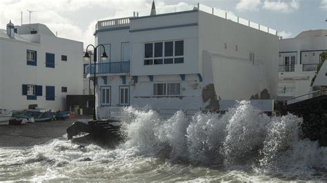 Finaliza La Alerta Por Olas De Hasta Seis Metros En Lanzarote