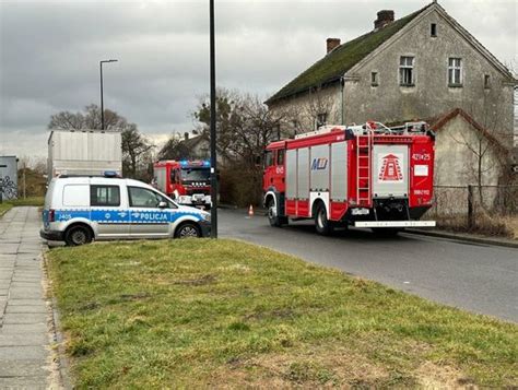 Świadkowie widzieli dym wydobywający się z pustostanu Służby ratunkowe