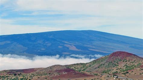 Alert Level Raised at Hawaii's Mauna Loa Volcano, the World's Largest ...