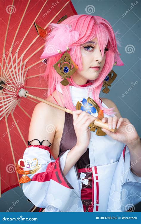 Cosplayer Con Un Disfraz Rosa De Anime Usando Pelo Rosado Imagen De