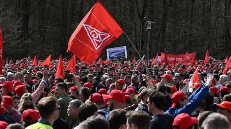 25 000 Bosch Beschäftigte gehen gegen Stellenabbau auf Straße