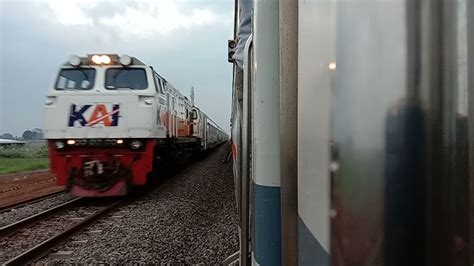 Moment Ka Lokal Bandung Raya Bersilang Dengan Ka Malabar Di Stasiun