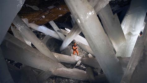 Biggest crystals in the world. Cave of Crystals,984 feet beneath the ...