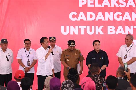 Presiden Jokowi Bagikan Bantuan Pangan Kepada Kpm Di Maros Newsurban