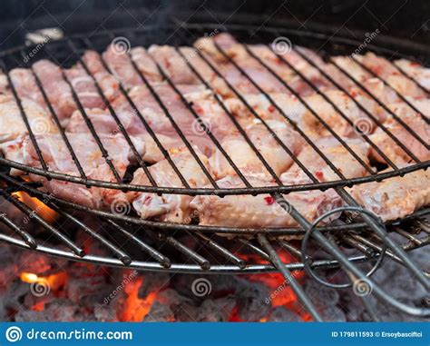 Pernas De Frango Grelhadas Na Grelha Do Churrasco Imagem De Stock