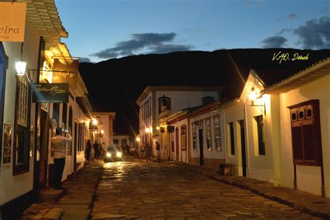 Anoitecer na rua Direita Tiradentes MG Brasil Vinícius Antonio de