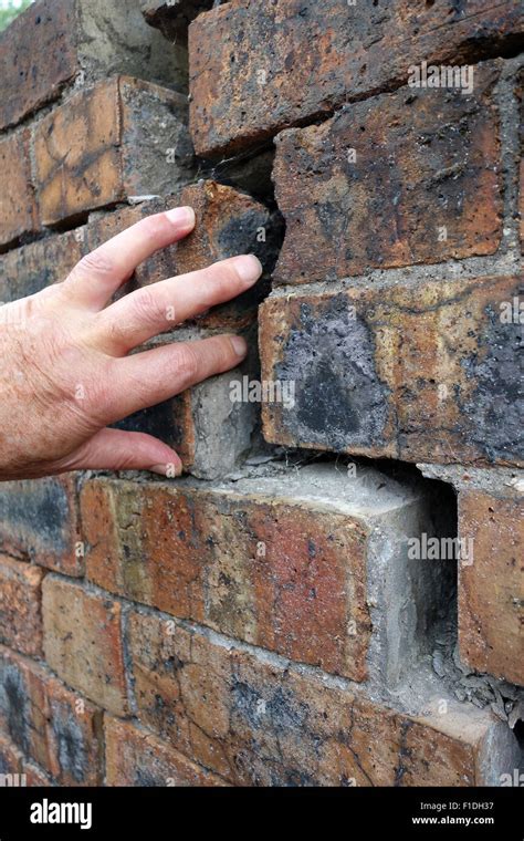 Old Brick Wall Subsidence Crack Cracks Subsiding Walls Stock Photo Alamy